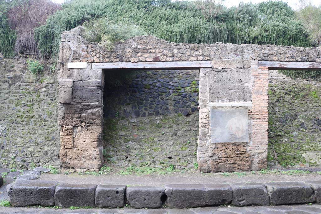 III.1.1 Pompeii. December 2018. Looking north to entrance doorway on Via dell’Abbondanza. Photo courtesy of Aude Durand.