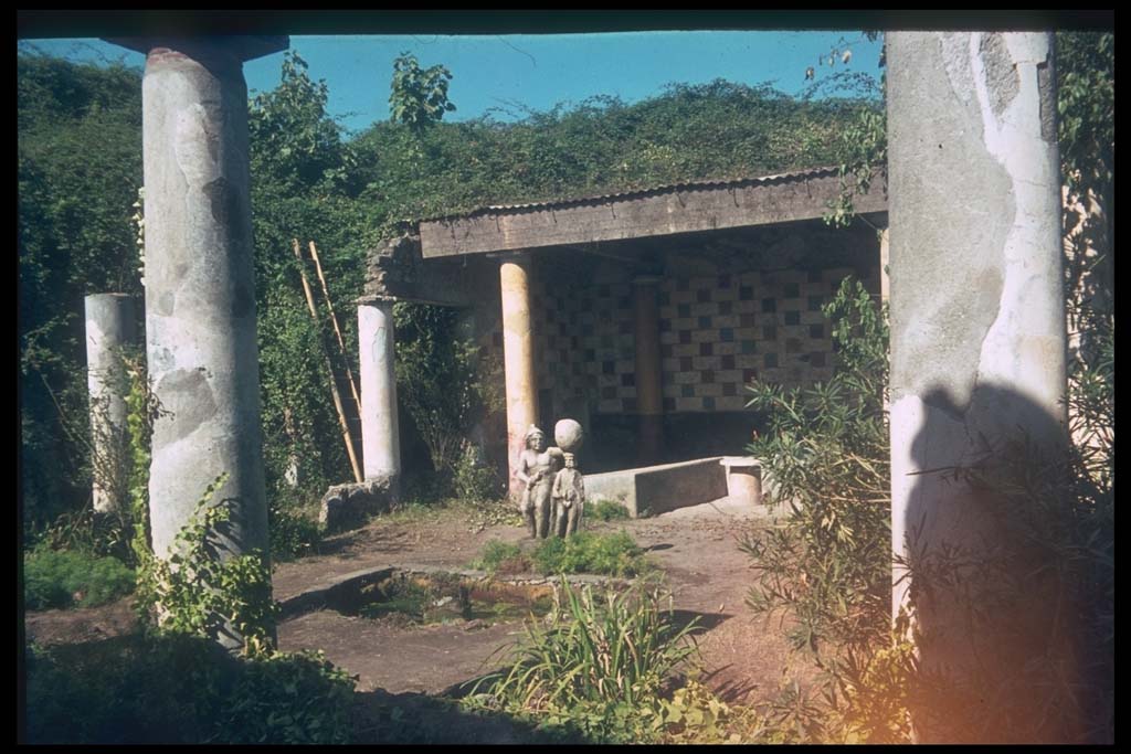 III.2.1 Pompeii. Looking north-west across peristyle garden.
Photographed 1970-79 by Günther Einhorn, picture courtesy of his son Ralf Einhorn.
