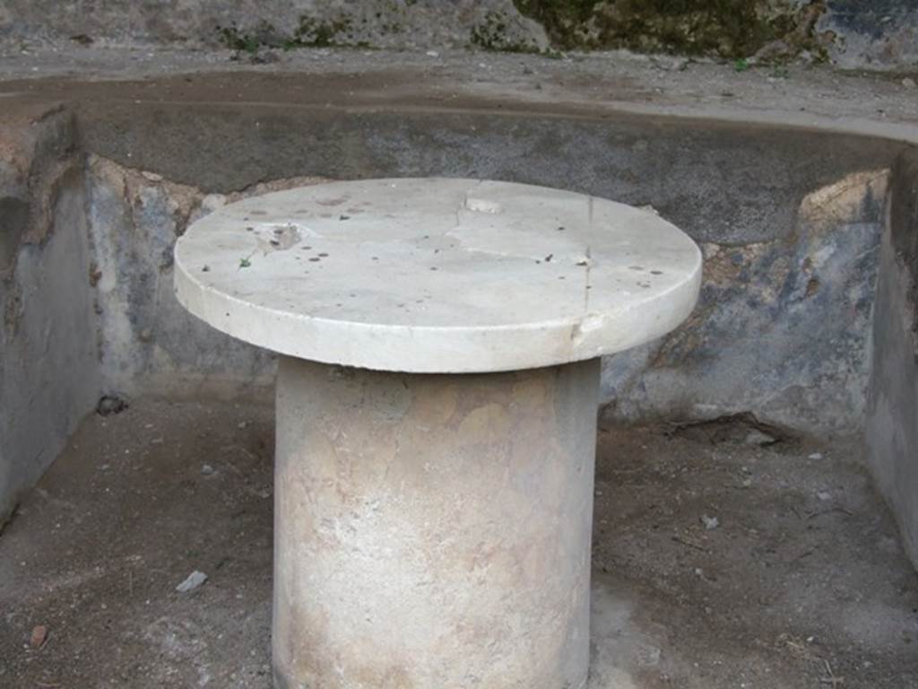 III.2.1 Pompeii. March 2009. Room 20, summer triclinium. White marble table, originally with yellow base (just visible).
According to Soprano –
“La mensa circolare non presenta attualmente alcun rivestimento.”
(Note 1: Originariamente la mensa era ricoperta da un disco marmoreo (diam. m.0.65) rinvenuto al momento dello scavo.)
See Soprano, P. (1950). I triclini all’aperto di Pompei. (In Pompeiana, raccolta di studi per il secondo centenario degli scavi di Pompei. Napoli, Gaetano Macchiaroli, Editore, P. 298, no.8).

