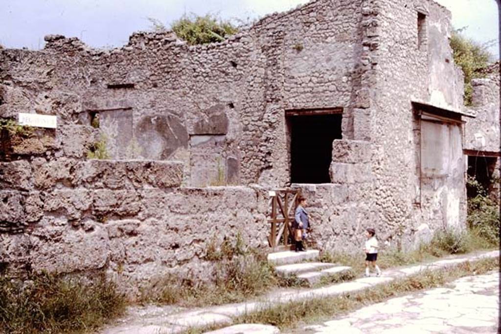 III.2.1 Pompeii.  December 2007.  South west corner front wall adjoining blocked roadway.