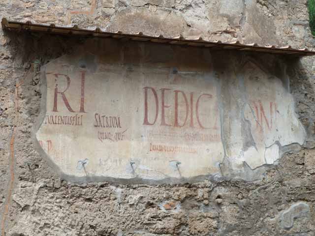 III.2.1 Pompeii. Early 20th century photo of front wall showing original graffiti on right of entrance. Photo courtesy of Paolo Tatafiore.