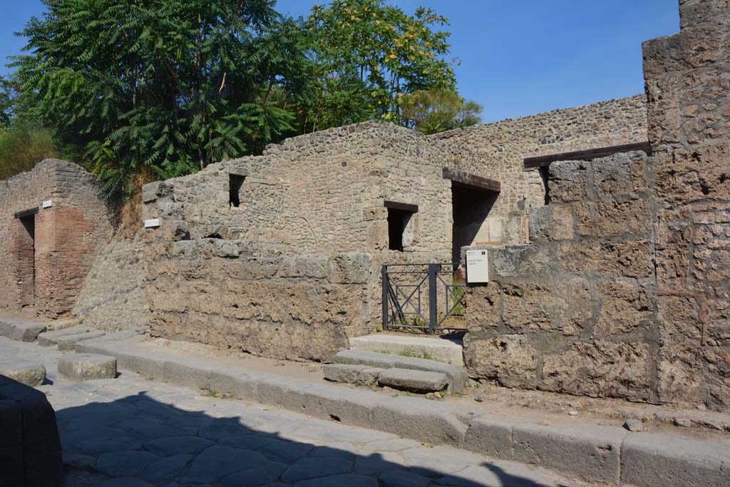 III.2.1 Pompeii. July 2017. 
Looking west along north side of Via dell’Abbondanza towards the entrance doorway, in centre, and unexcavated roadway, on left.
Foto Annette Haug, ERC Grant 681269 DÉCOR.

