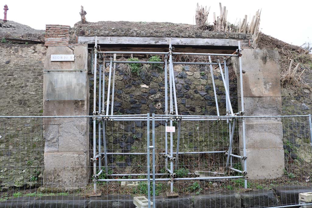 III.3.1 Pompeii. December 2018. Entrance doorway on north side of Via dell’Abbondanza. Photo courtesy of Aude Durand.

