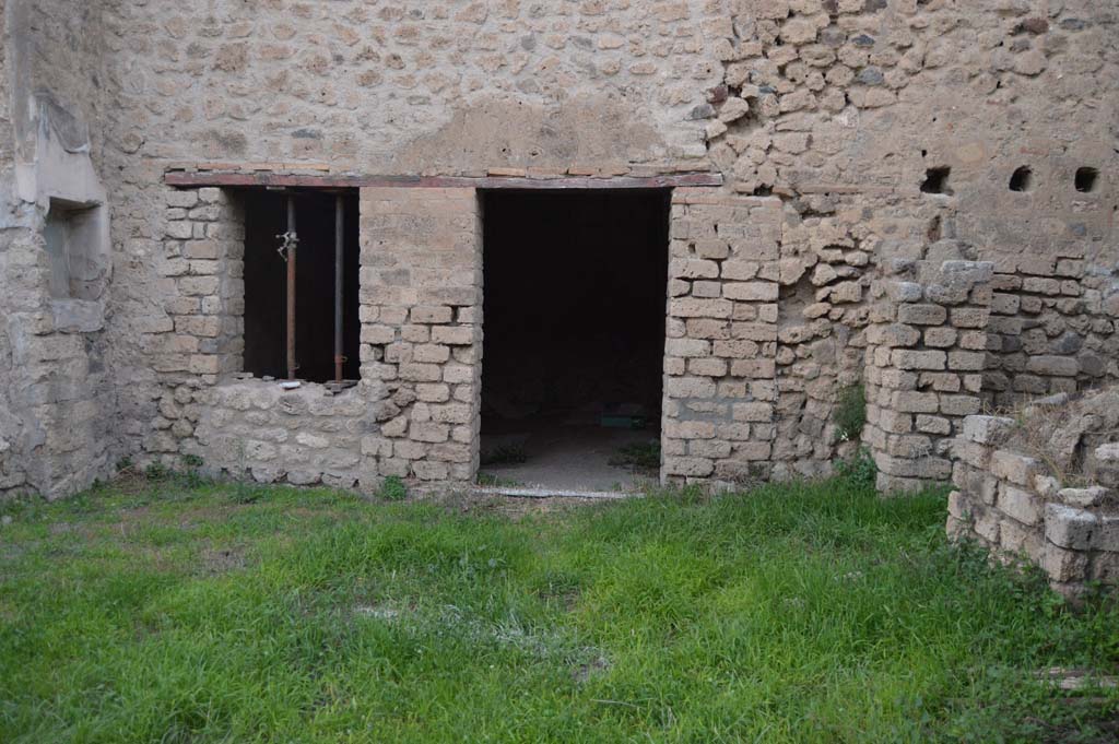 III.4.1 Pompeii. October 2017. Looking towards north wall of workshop, with doorway and window to rear room.
Foto Taylor Lauritsen, ERC Grant 681269 DCOR.
