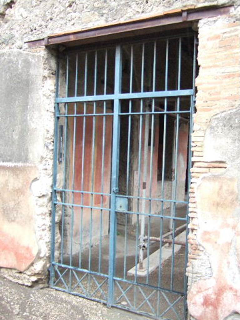 III.4.b Pompeii. December 2005. Entrance with remains of painted plaster on either side.

Giordano and Casale record
17 aprile 1961. III, IV, vicolo di Pinario Ceriale, ingr. B. 

Ingresso alla casa di Pinario Ceriale. A sinistra su intonaco bianco sovrastante lo zoccolo rosso:

No 22: (Numerium) POPIDIVM RVFVM II VIR D R P O V F (Infan)TIO AVGV

See Giordano, C. & Casale, A. Iscrizioni Pompeiane Inedite scoperte tra gli anni 1954-1978: Atti Acc Pont NsS 39, 1990 (1991) pp. 280, no. 22.
