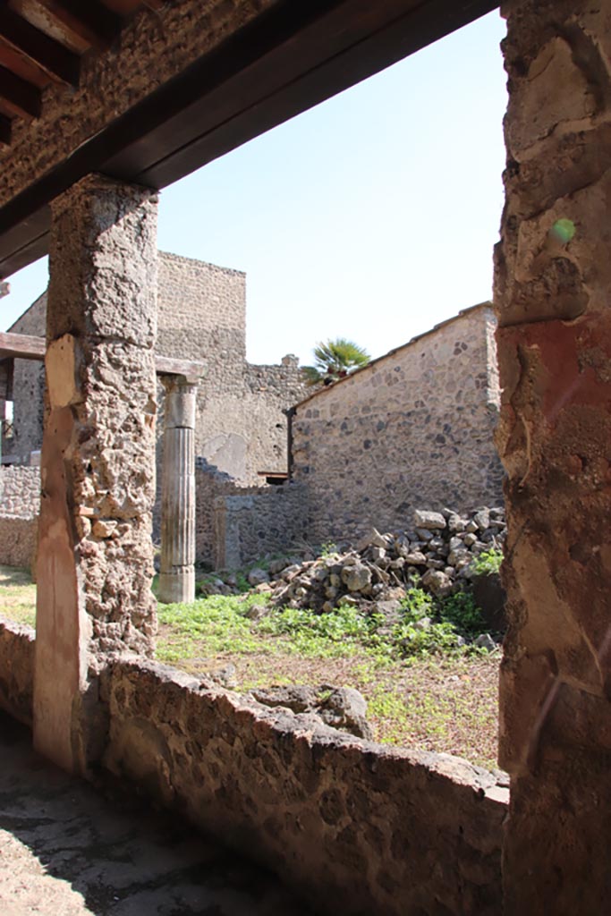 III.4.b Pompeii. October 2022. 
Looking south-east from north portico, taken from entrance doorway. Photo courtesy of Klaus Heese

