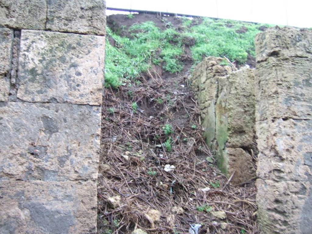 III.4.d Pompeii. December 2005. Looking east into entrance.