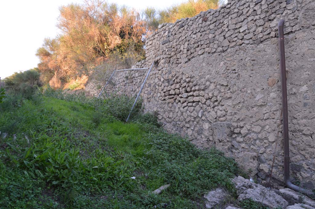 III.5.1 Pompeii, side wall, on right. October 2017. Looking towards east wall of unnamed vicolo between III.4, and III.5. 
Foto Taylor Lauritsen, ERC Grant 681269 DCOR.

