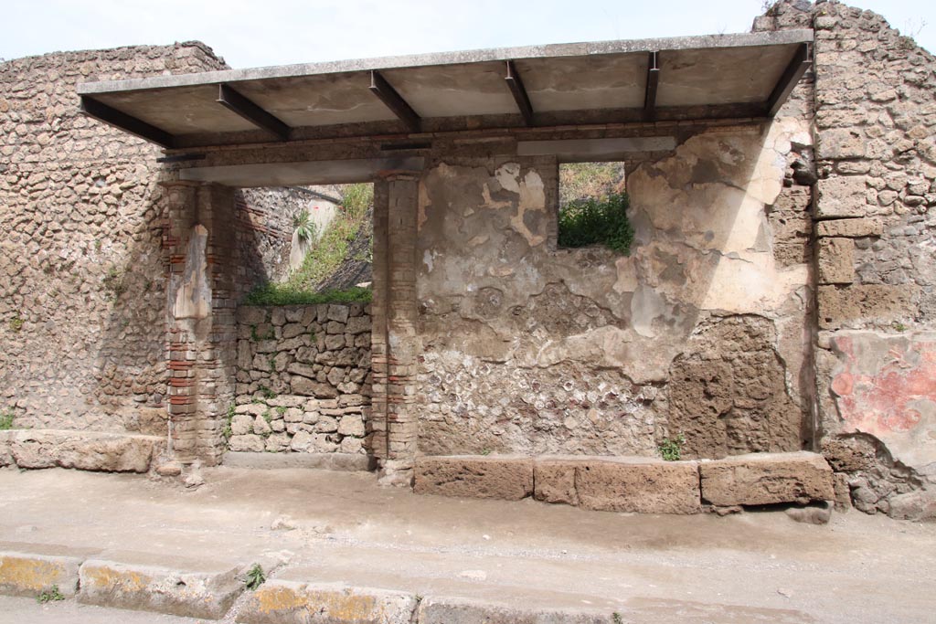 III.5.2 Pompeii. May 2024. Looking towards entrance doorway. Photo courtesy of Klaus Heese.