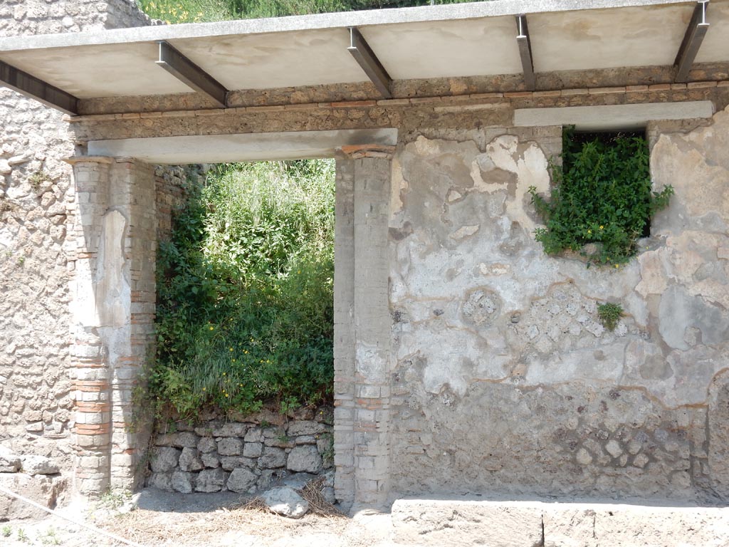 III.5.2 Pompeii. May 2016. Entrance doorway and small window.  Photo courtesy of Buzz Ferebee.