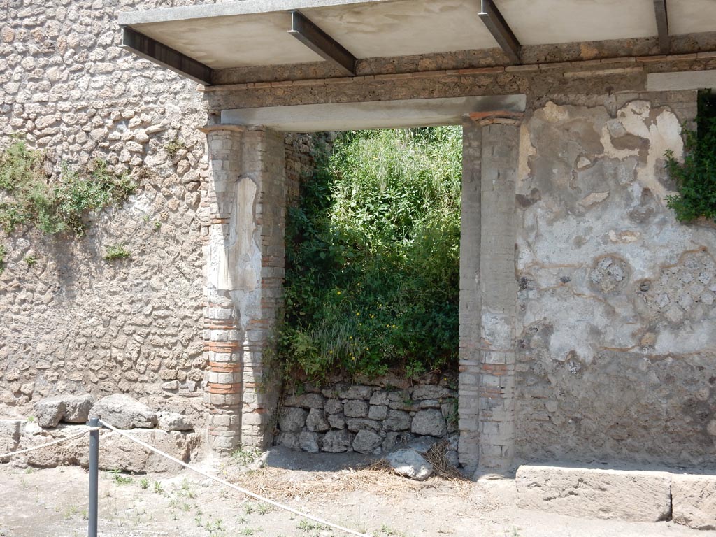 III.5.2 Pompeii. May 2016. Entrance doorway. Photo courtesy of Buzz Ferebee.