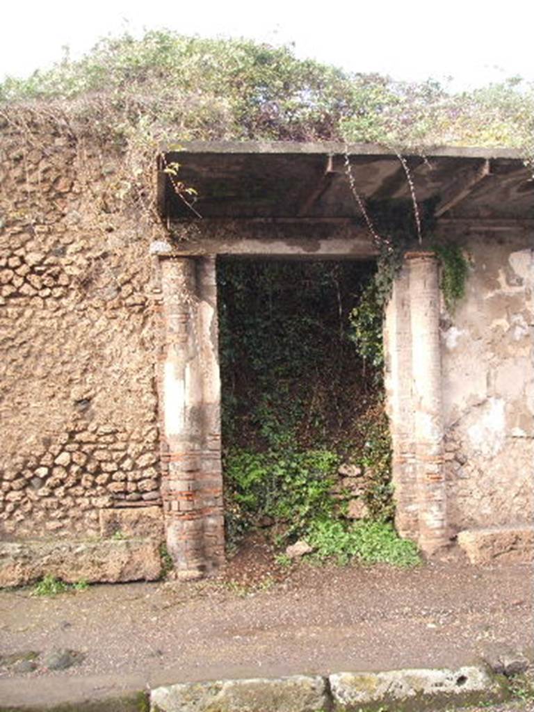 III.5.2 Pompeii. December 2004. Entrance doorway decorated with half-columns.