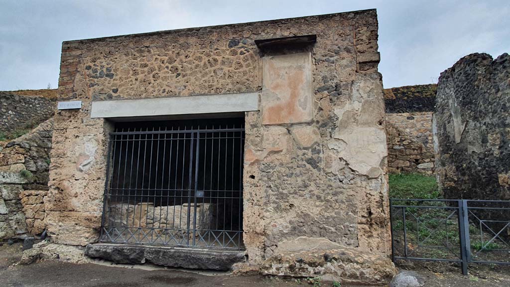 III.6.1 Pompeii. October 2017. Looking north-west towards entrance doorway, and unexcavated roadway on its west side, on left.
Foto Taylor Lauritsen, ERC Grant 681269 DÉCOR.

