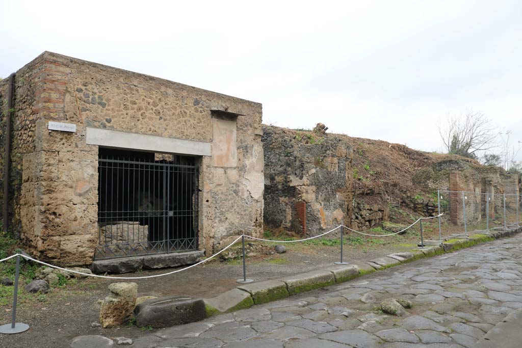 III.6.1 Pompeii. October 2017. Looking towards entrance doorway on north side of Via dell’Abbondanza, looking north-east.
Foto Taylor Lauritsen, ERC Grant 681269 DÉCOR.

