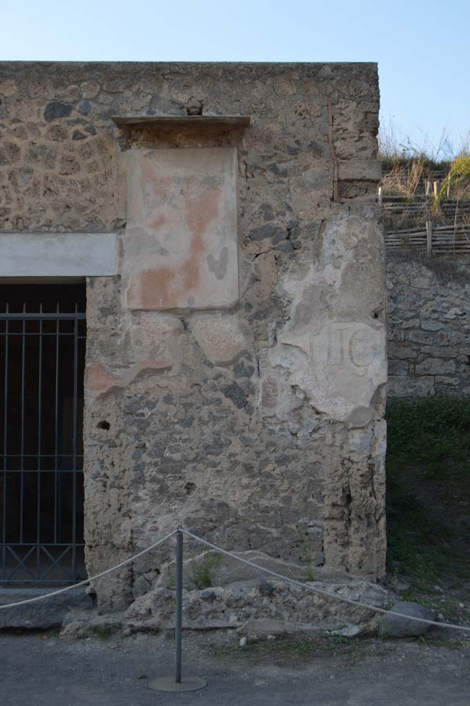 III.6.1 Pompeii. Undated photograph. Front façade on east (right) side of doorway with painting of Venus Pompeiana.
Foto Taylor Lauritsen, ERC Grant 681269 DÉCOR.
