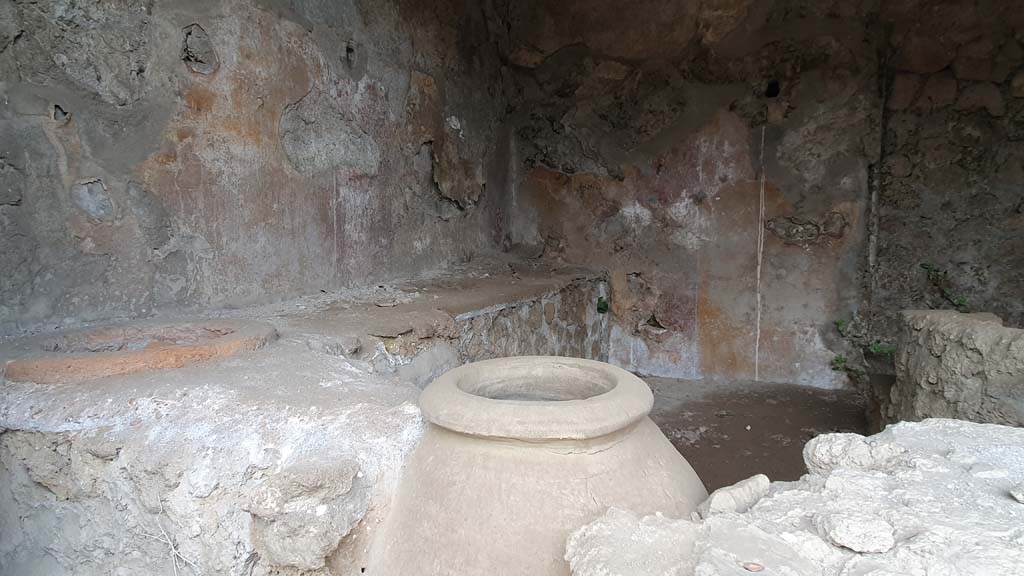 III.6.1 Pompeii. July 2021. Looking north-west across counter with dolia.
Foto Annette Haug, ERC Grant 681269 DÉCOR.
