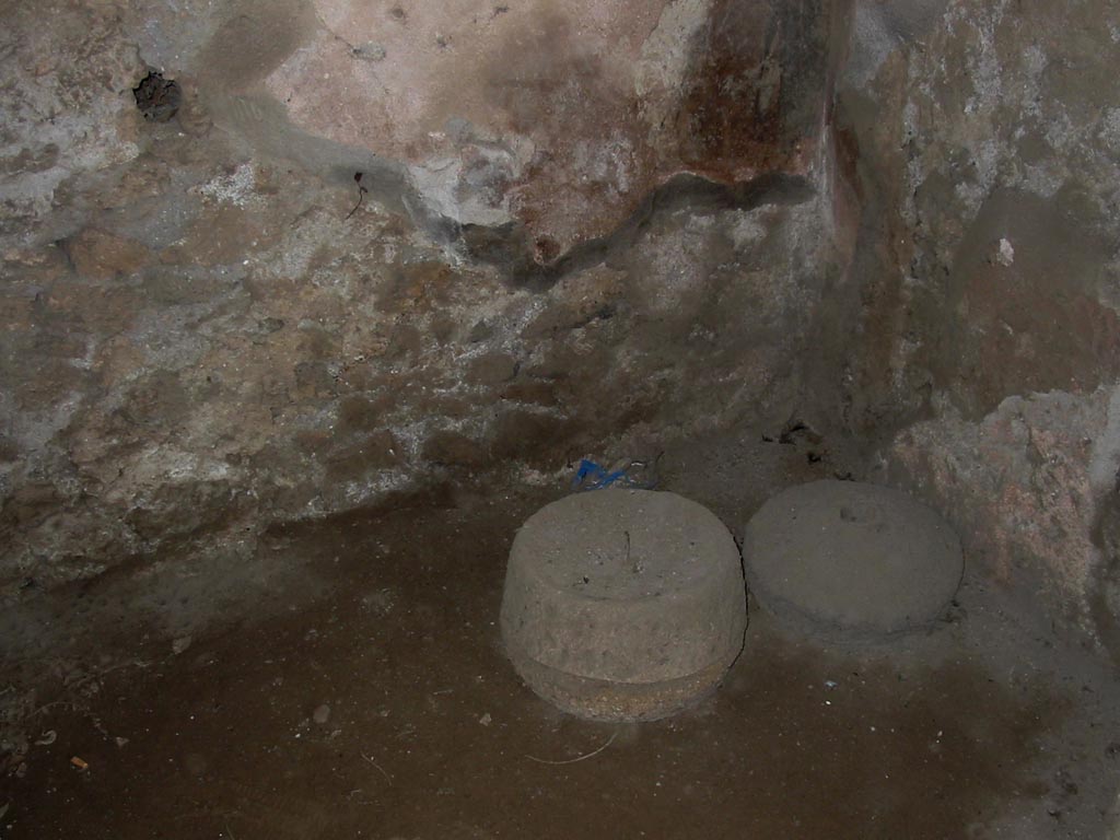 III.6.1 Pompeii. October 2017. Looking across east side of counter and hearth towards north-east corner of bar-room.
Foto Taylor Lauritsen, ERC Grant 681269 DÉCOR.



