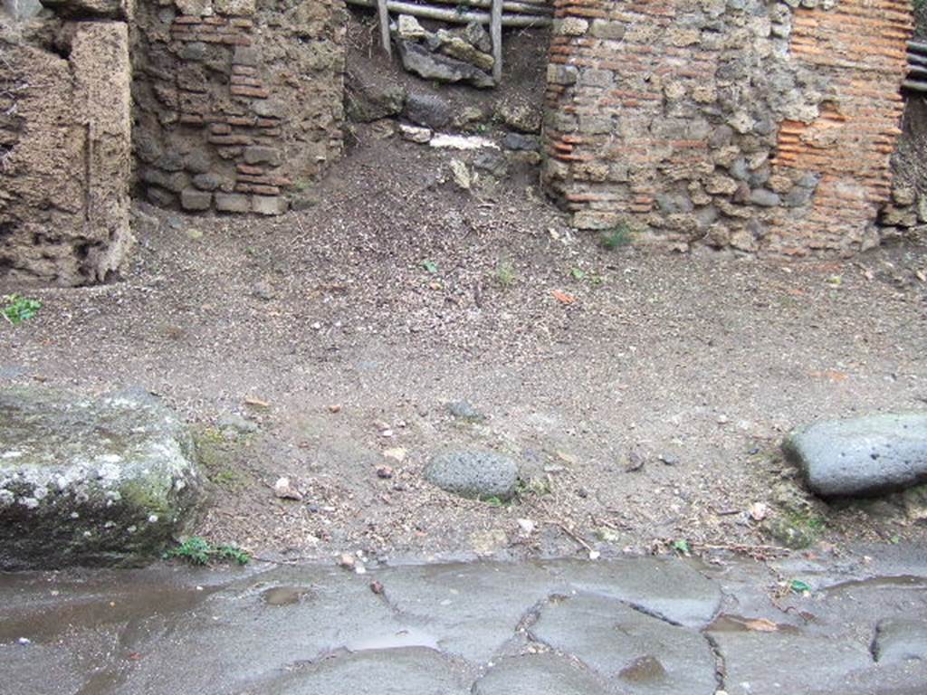 III.7.4 Pompeii. December 2005. Another ramp? or missing pavement edging in road outside III.7.4 on Via dell’Abbondanza.