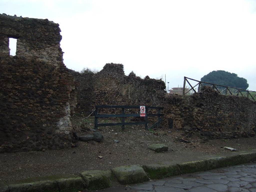 III.7.6 Pompeii. December 2005. Entrance on north side of Via dell’Abbondanza.