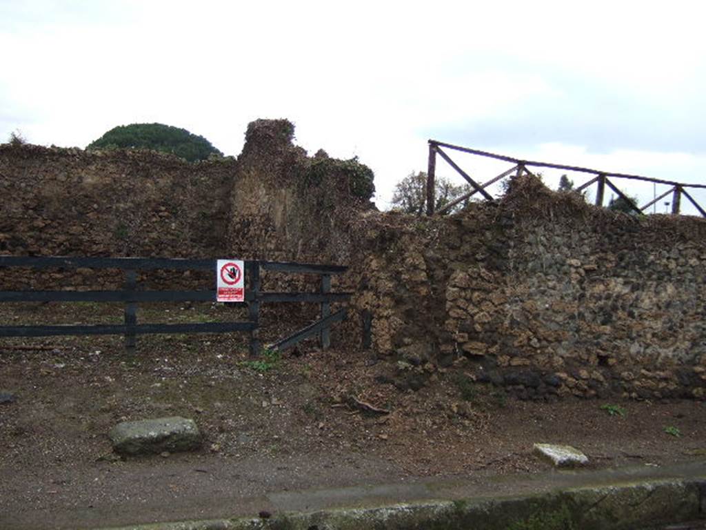 III.7.6 Pompeii. December 2005. Entrance doorway, and wall on east side of doorway.