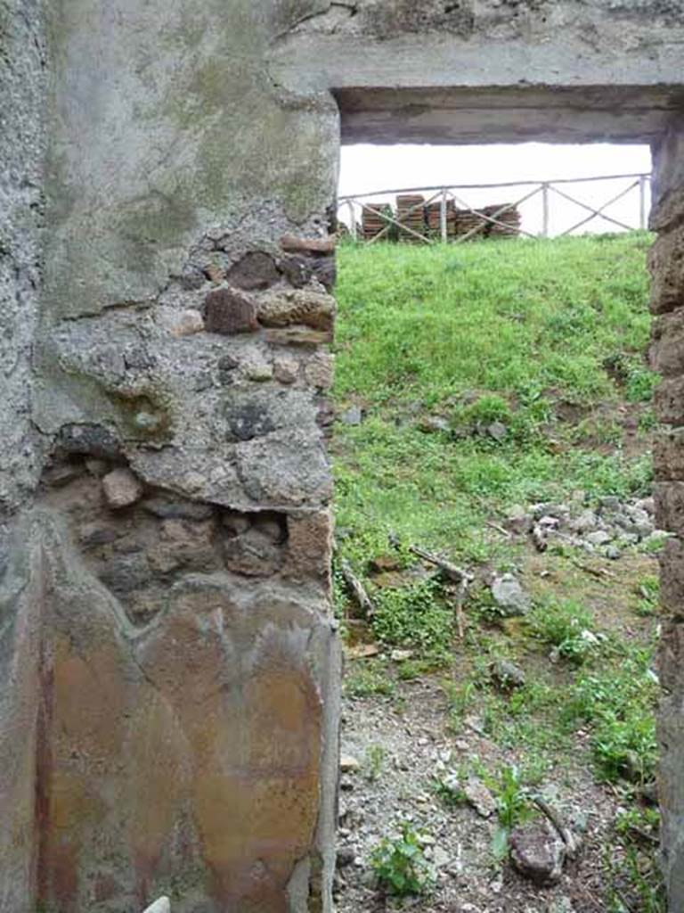 III.8.4 Pompeii. May 2010. South wall of small room, with doorway to atrium.