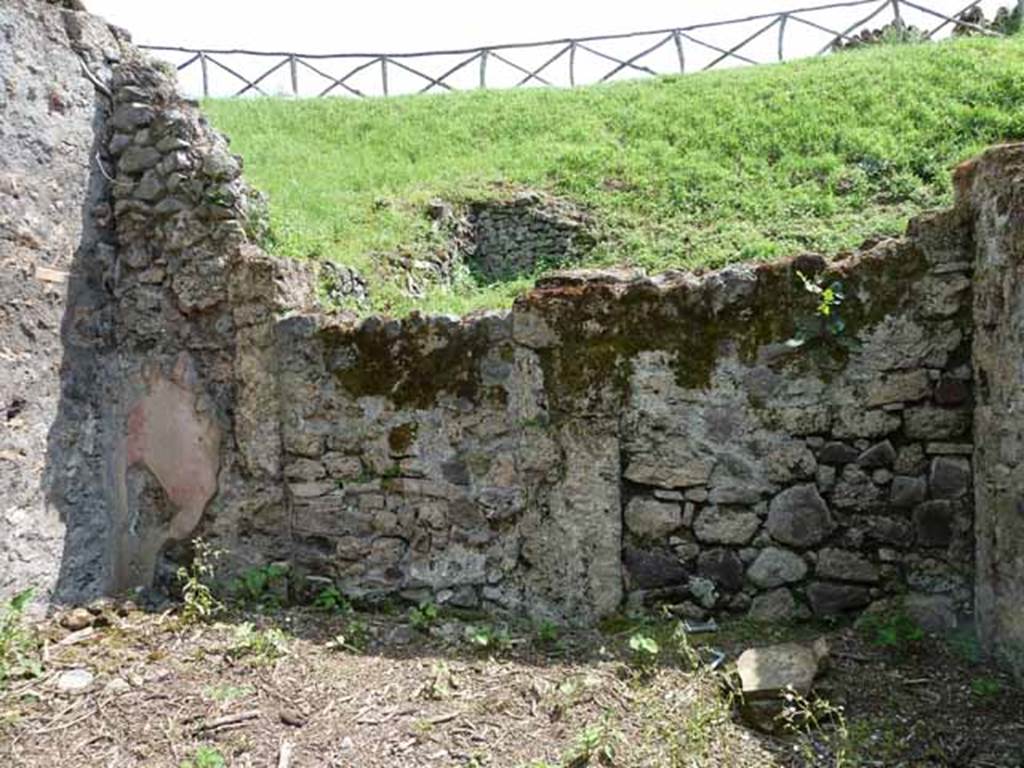 3.8.6 Pompeii. May 2010. South wall, with doorway to rear.