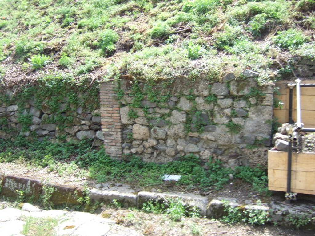 III.9.4 (on left) and III.9.3 Pompeii.  May 2006.