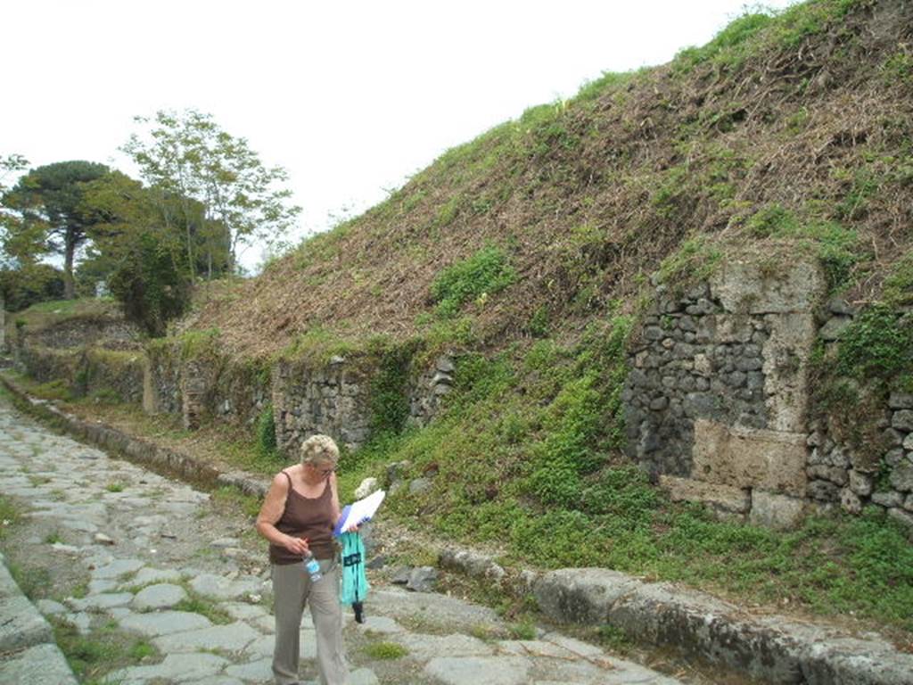 III.9.3 Pompeii.  May 2005.  Entrance with collapsed earth bank. Looking east on Via Nola.