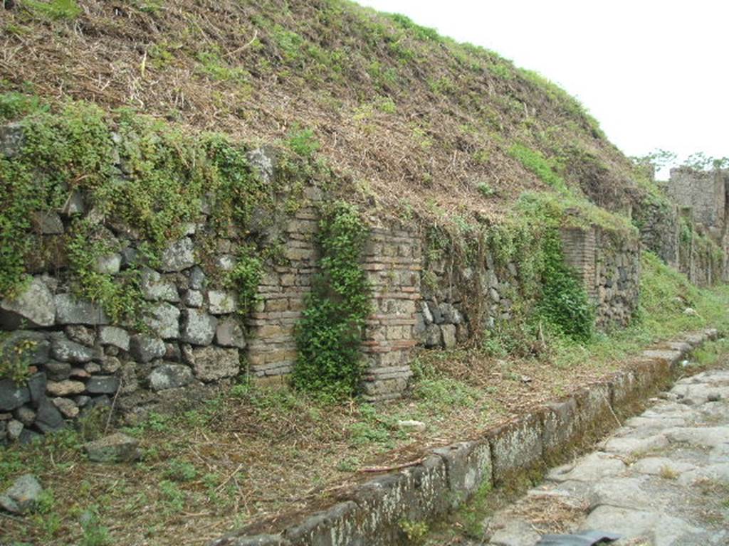 III.9.5 (left) and III.9.4 (in centre) Pompeii. May 2005.  Looking west on Via Nola.