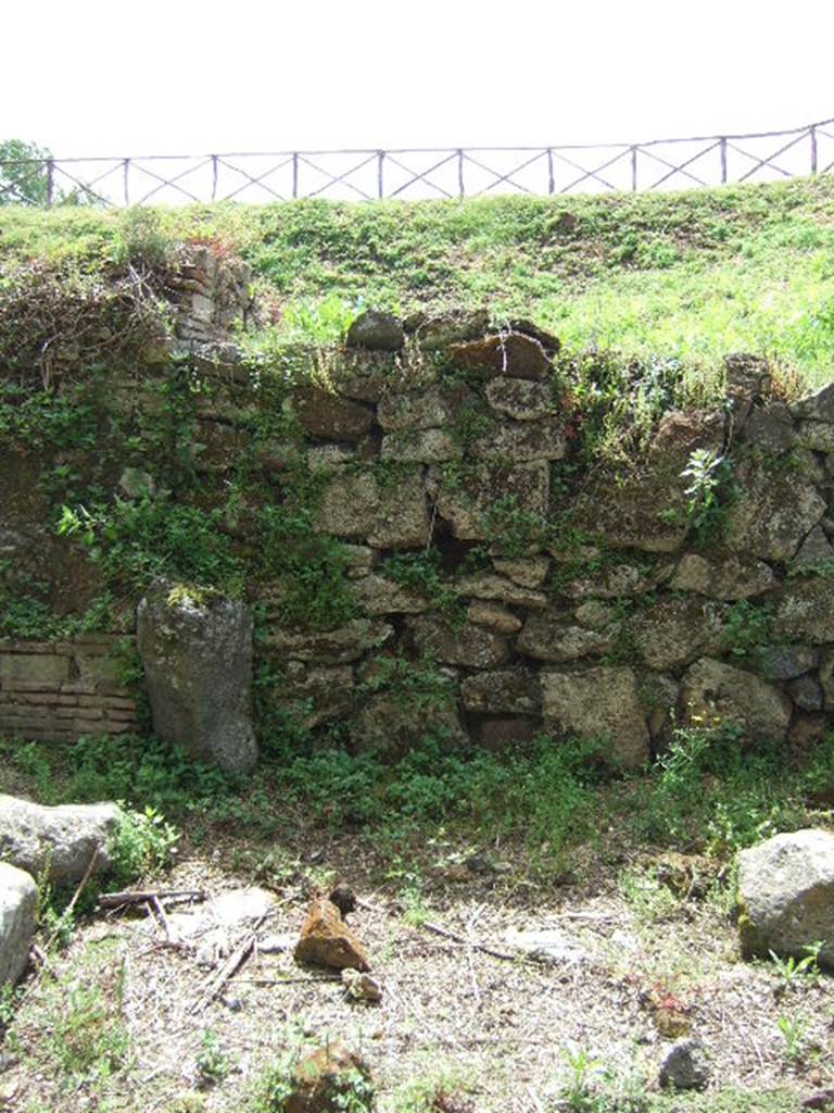 III.10.1 Pompeii. May 2006.   Blocked roadway.      III.9