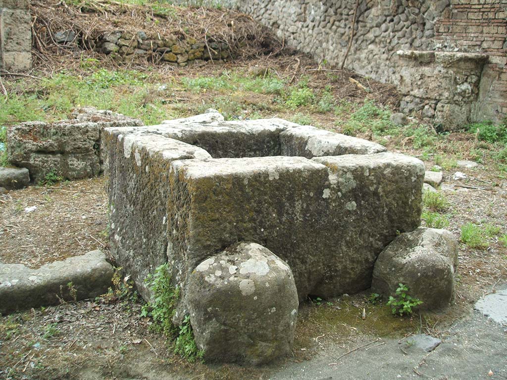 Via di Nola, street fountain on corner by III.11.1, Pompeii. May 2005.