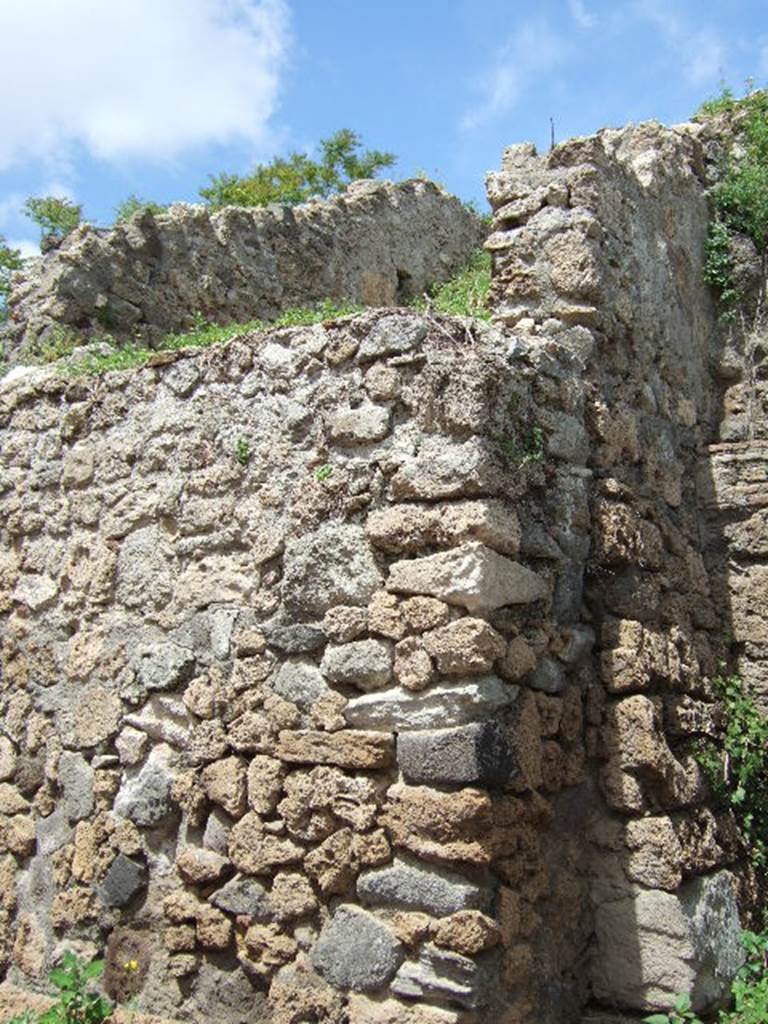 IV.1.c Pompeii.  May 2006.  Corner of front wall on Via Nola.