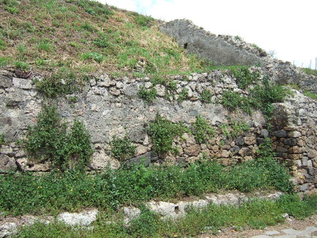 IV.1.c Pompeii. May 2006. Front wall.