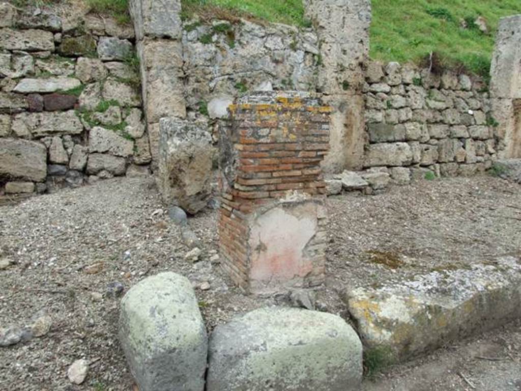 IV.2.a  Pompeii. March 2009.   Pilaster with the remains of painted plaster.