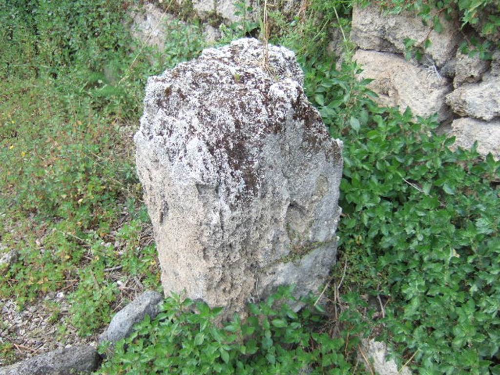 IV.2.a Pompeii. May 2006. West side of small portico.