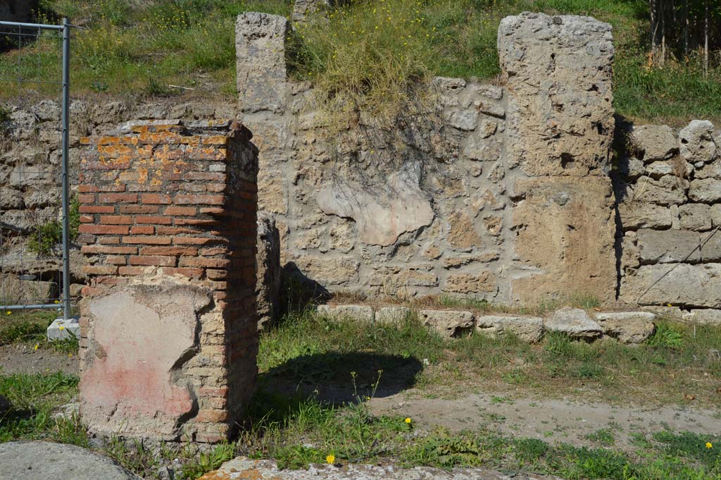 IV.2.a, Pompeii. October 2017. Looking north under pillared portico towards west end of front faade with remaining painted stucco.
Foto Taylor Lauritsen, ERC Grant 681269 DCOR.
