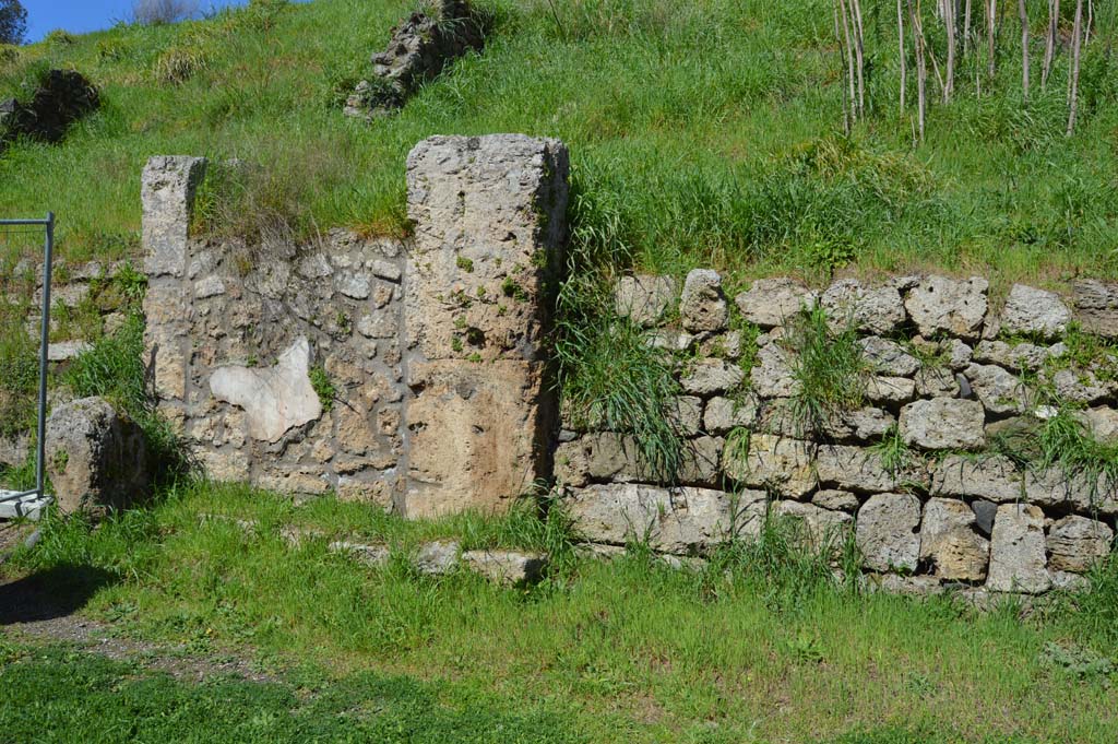 IV.2.a, Pompeii. March 2018. Front faade on west (left) side of entrance doorway.
Foto Taylor Lauritsen, ERC Grant 681269 DCOR.
