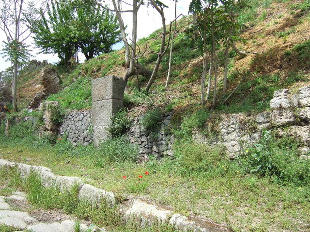 IV.3.a Pompeii. May 2006. Entrance (left) and IV.3.b (right) May 2006