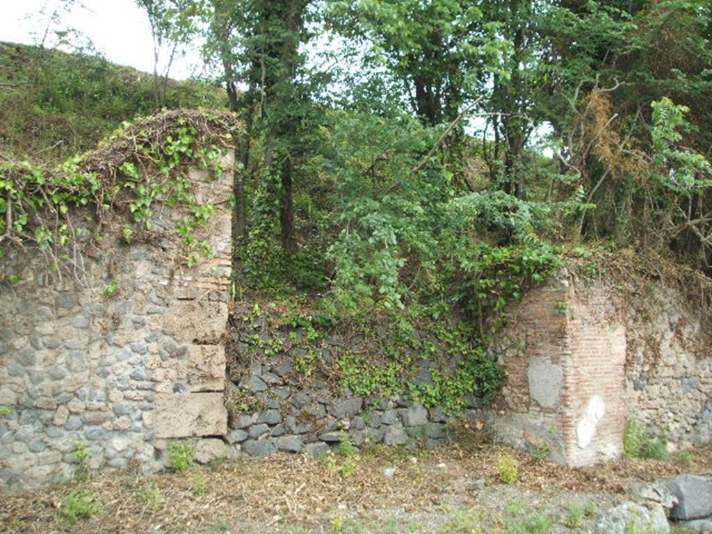 IV.4.h, Pompeii. May 2005.         Blocked road.                             IV.5