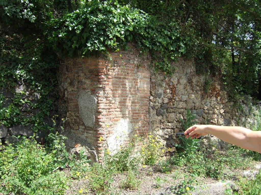 IV.5.a, Pompeii. May 2006. Corner of insula, with remains of painted plaster. According to Liselotte Eschebach, there was a masonry street shrine on the left of the entrance. See Eschebach, L., 1993. Gebudeverzeichnis und Stadtplan der antiken Stadt Pompeji. Kln: Bhlau. (p. 120).
