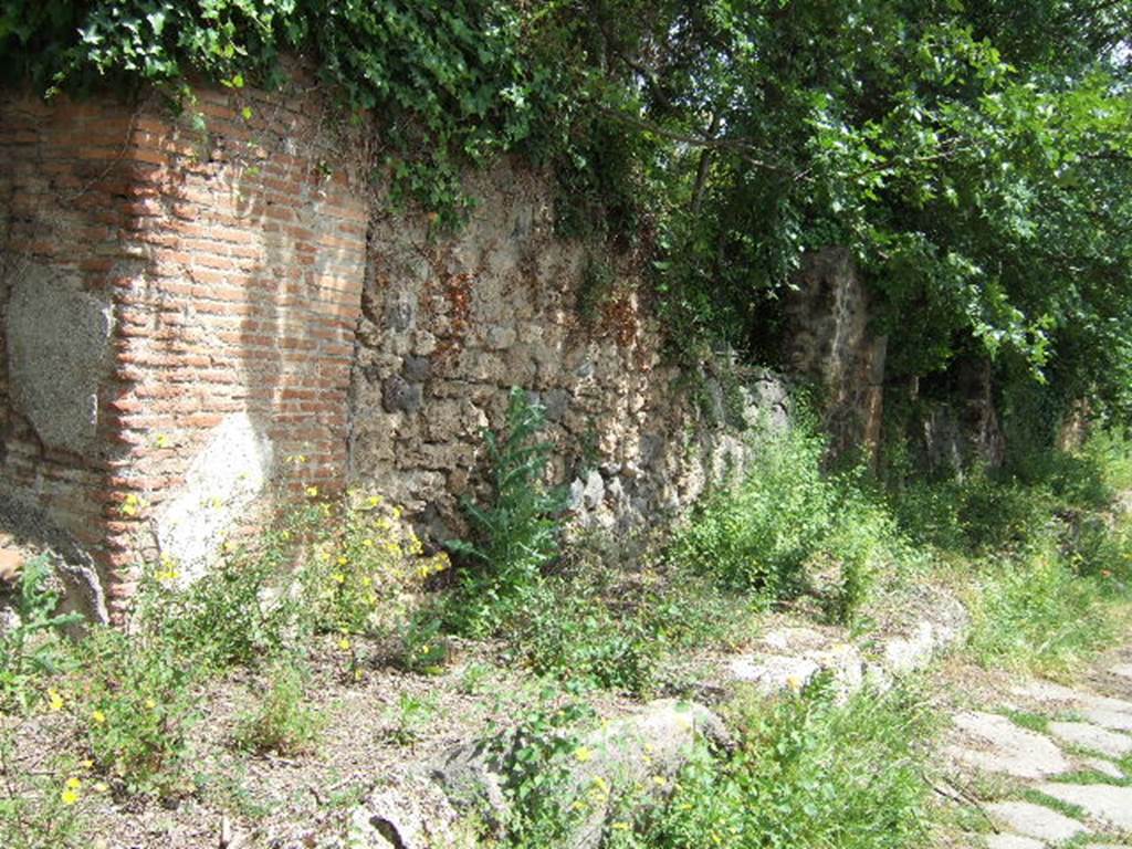 IV.5.a , Pompeii. May 2006.  Entrance, and corner of insula.