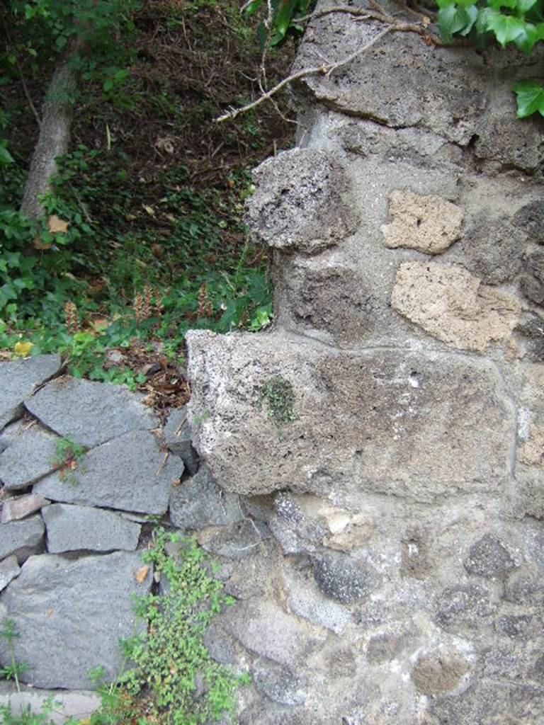 IV.5.c Pompeii.  May 2006.  Wall on east side of entrance.