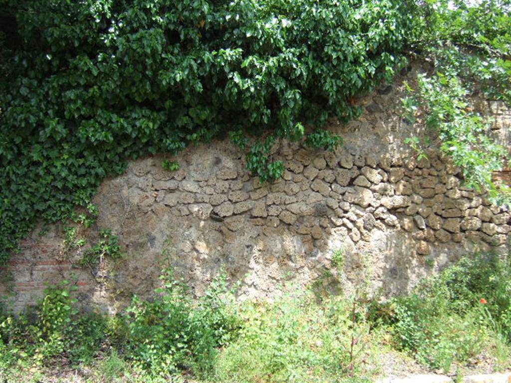 IV.5.d Pompeii. May 2006. Wall on east side of entrance, site of windows.