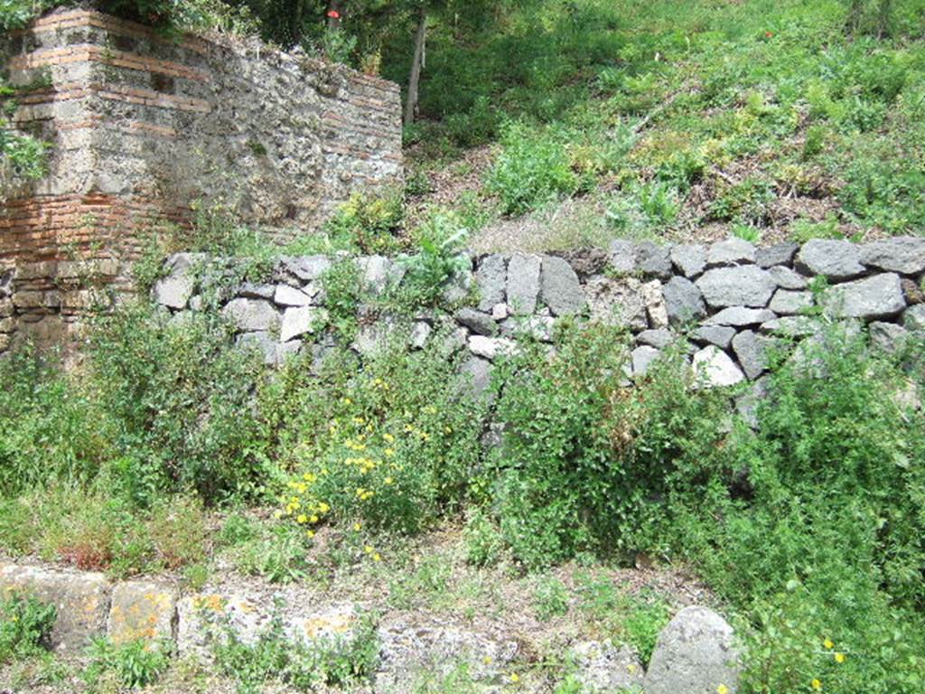 IV.5.d Pompeii.  May 2006. End of insula with boundary marker in road.