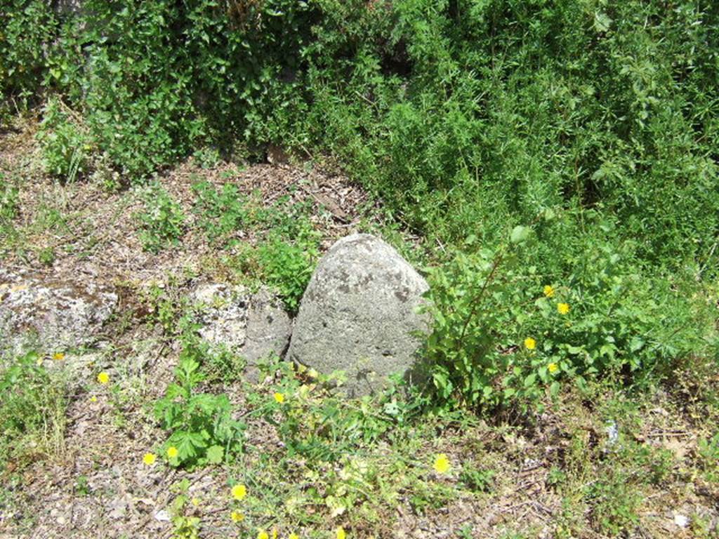 Boundary marker at end of IV.5.d, Pompeii.  May 2006