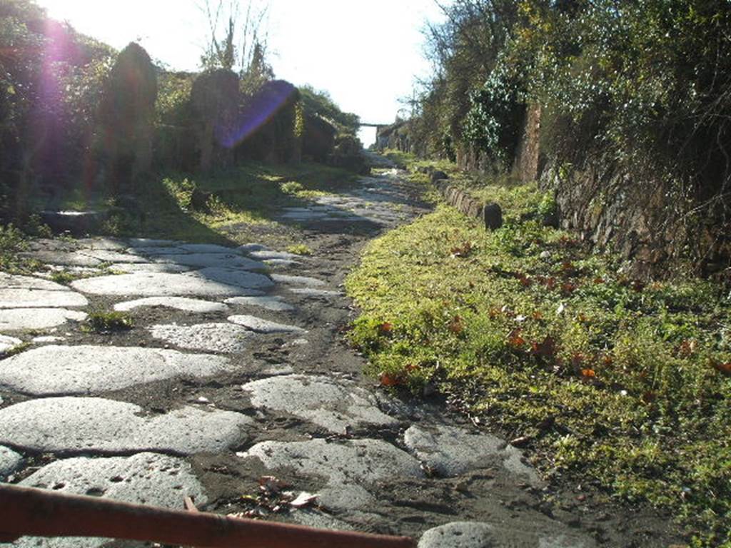 Via Nola from the Nola Gate. December 2004. Looking along the north side of the road. On the right, can be seen the site of the entrance to the small road that led around the inside of the Town Walls.