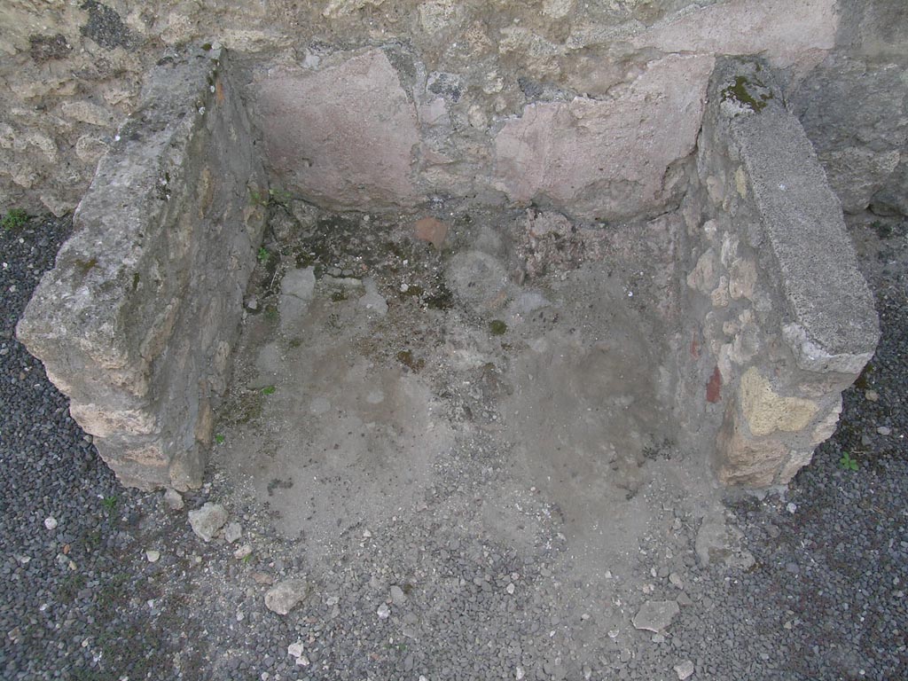 V.1.2 Pompeii. June 2005. Interior of podium, or basin/vat. Photo courtesy of Nicolas Monteix.