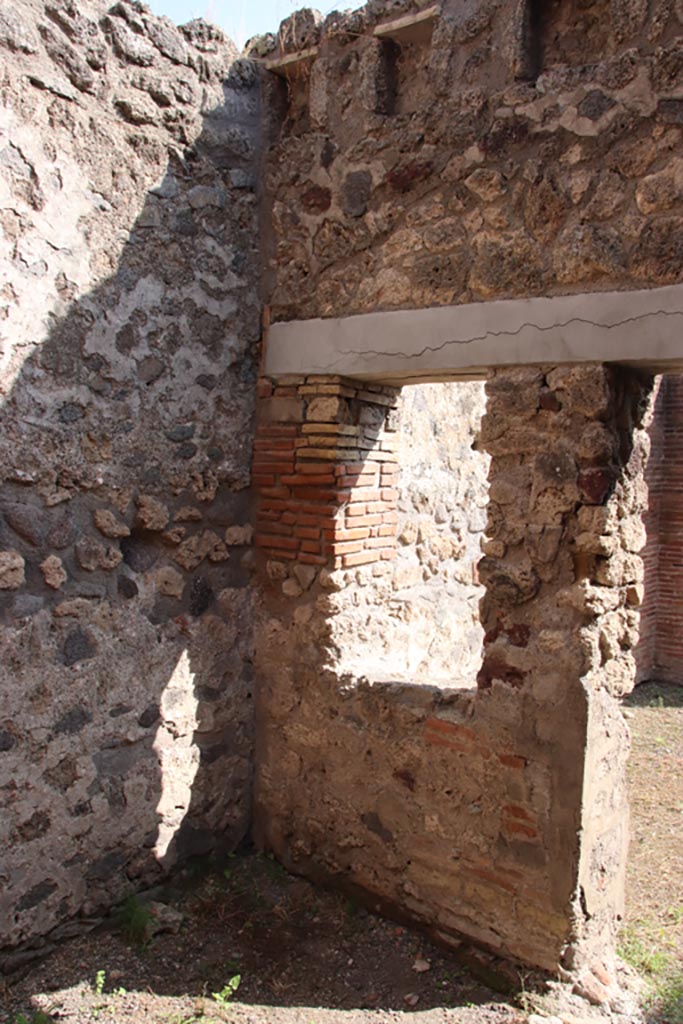 V.1.2 Pompeii. October 2023. 
South-east corner, with window in south wall. Photo courtesy of Klaus Heese.
