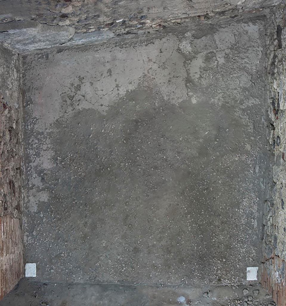 V.1.3 Pompeii. c.2008-10. 
Room “a”, tablinum. Looking down onto flooring. Photo by Hans Thorwid.
Photo courtesy of the Swedish Pompeii Project. 
