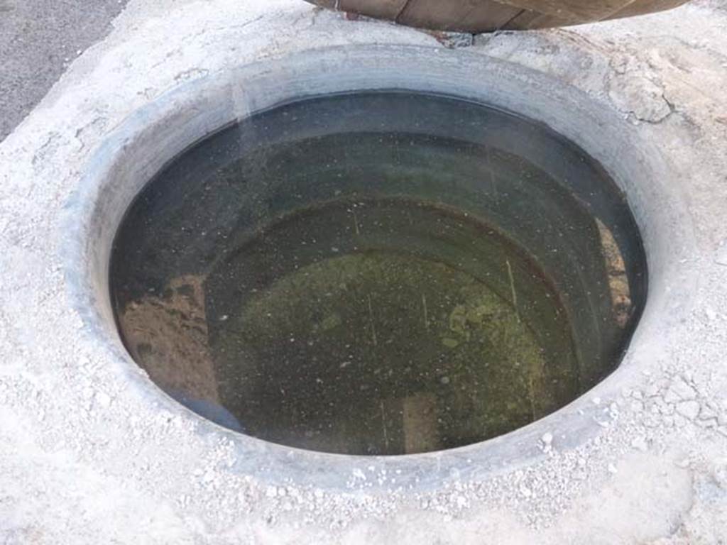 V.1.4 Pompeii. June 2012. Interior of basin on east side. Photo courtesy of Michael Binns.